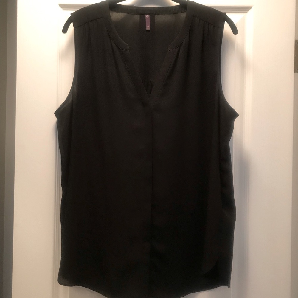 Sleeveless black long blouse